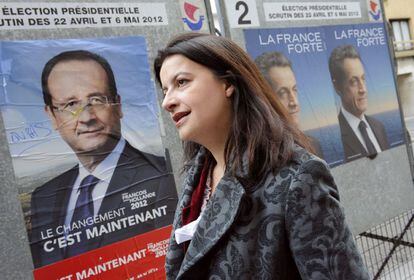La líder francesa del Partido Verde, Cecile Duflot, responde preguntas de los periodistas al lado de un afiche del candidato socialista François Hollande, tras votar en París.