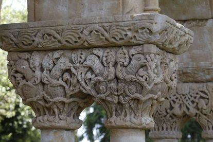 Claustro rom&aacute;nico en los jardines del Mas del Vent de Palam&oacute;s, (Girona). Detalle de uno de los capiteles.