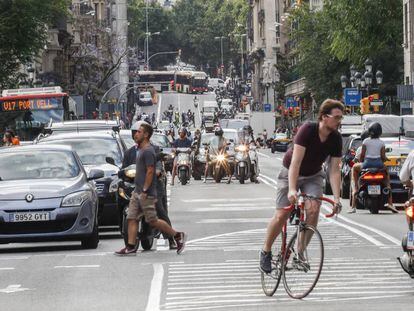 Motos, cotxes, vianants i un ciclista aquest dimarts a Via Laietana.