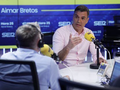 Pedro Sánchez es entrevistado por Aimar Bretos en 'Hora 25', en la SER, este lunes.