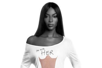 Naomi Campbell posa con la camiseta de la campaña Lady Garden para concienciar sobre el cáncer ginecológico.