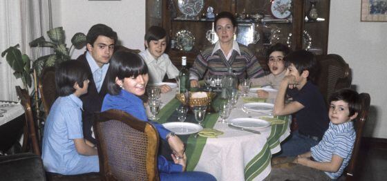 Marta Ferrusola posa en su domicilio barcelonés con sus siete hijos, en 1977.