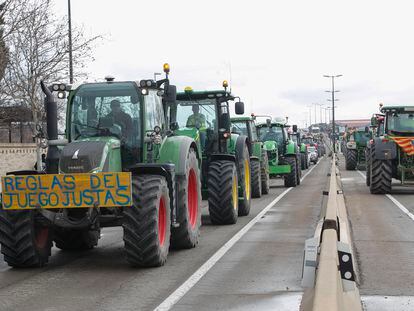 Varios tractores circulan por la N-232 en sentido entrada a Zaragoza este viernes, en el marco de las protestas de los agricultores.