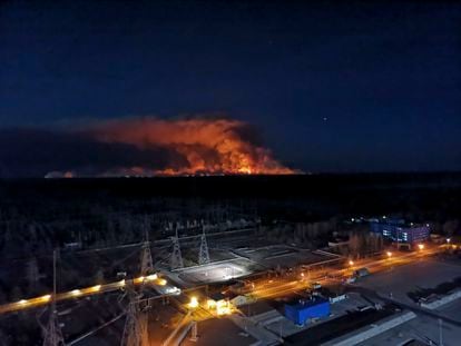 El incendio en la zona de exclusión de Chernóbil visto desde la central nuclear, el pasado viernes, en una imagen de la policía ucrania.