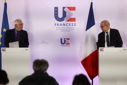 El jefe de la diplomacia comunitaria, Josep Borrell, y el ministro de Exteriores de Francia, Jean-Yves Le Drian (derecha), en rueda de prensa en París, este martes.