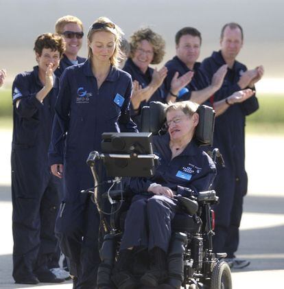 El astrofísico, Stephen Hawking, tras completar un vuelo en gravedad cero en el Centro Espacial Kennedy en Cabo Cañaveral, Florida, el 26 de abril de 2007.  
