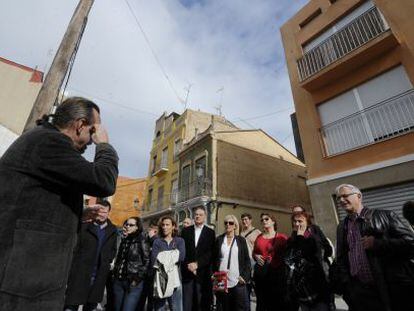 El arquitecto Tato Herrero (izquierda) se dirige a los participantes en la visita guiada por las calles de El Cabanyal.  