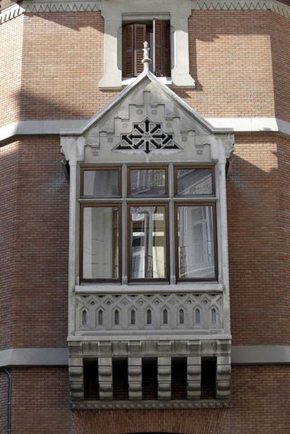 Balcón neogótico en el chaflán del palacio de Zabálburu o de los Condes de Heredia Spínola.