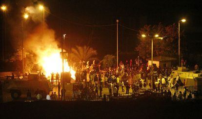 Uno de los fuegos que provocaron los enfrentamientos entre Coptos y musulmanes en la ciudad de El Cairo la noche de ayer.