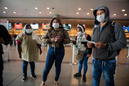 Indígenas del Casanare antes de abordar a su destino, el viernes 20 de marzo en el aeropuerto El Dorado.