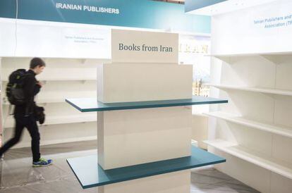 El expositor de Irán, vacío en la Feria del Libro de Fráncfort como protesta por la presencia de Salman Rushdie en la muestra.