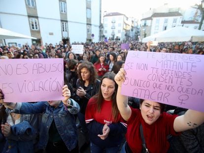 Carteles contra la sentencia de La Manada durante la manifestación en Santiago de Compostela, en 2018.