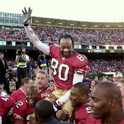 Jerry Rice es paseado a hombros por sus compañeros tras su último partido con el San Francisco, en 2000.