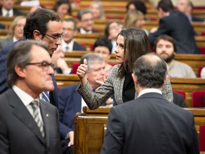 Josep Rull y Ines Arrimadas, en segundo plano, en el Parlament.