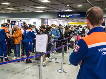 Empleados de protección civil, en un control de pasajeros en el aeropuerto Charles de Gaulle de París, el pasado 11 de enero.