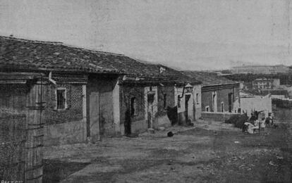 Uno de los barrios bajos de Madrid, llamados así también porque ocupaban la parte sur de la ciudad, a una cota más baja que el centro. Al fondo, en un promontorio, se aprecia el Palacio Real.