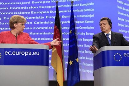 Merkel junto a Barroso, durante la comparecencia de ayer tras reunirse en Bruselas.
