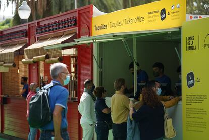 Gente comprando tiquets en el primer día del Tast a la Rambla.
