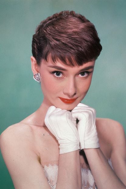 Audrey Hepburn, una de las actrices más icónicas de todos los tiempos, falleció el 20 de enero de 1993, en Tolochenaz (Suiza). Cuando se cumplen 25 años de su muerte, rendimos homenaje a la oscarizada intérprete, una de las mujeres más influyentes de su época y más inspiradoras de todos los tiempos.