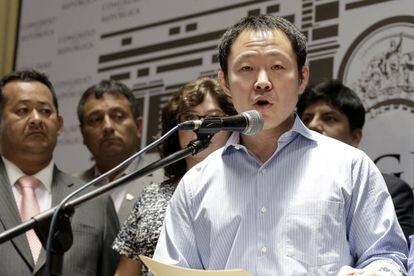 Kenji Fujimori habla con la prensa a su salida del Congreso en Perú.