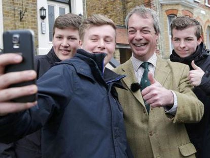 Nigel Farage posa para un &#039;selfie&#039; en Broadstairs, South Thenat.