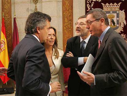 De izquierda a derecha, Juan Antonio Samaranch hijo, Trinidad Jiménez, Jaime Lissavetzky y Alberto Ruiz-Gallardón, tras el pleno de ayer.