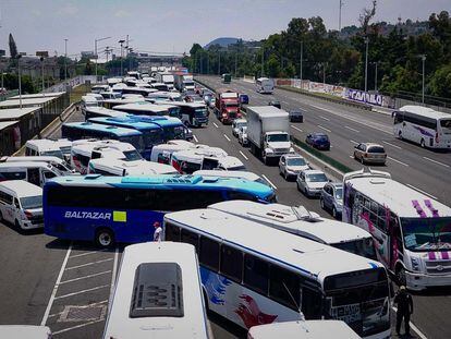 Camiones de la ruta Tizayuca bloquearon la carretera desde las 5 de la mañana del 1 de septiembre, en el Estado de México.