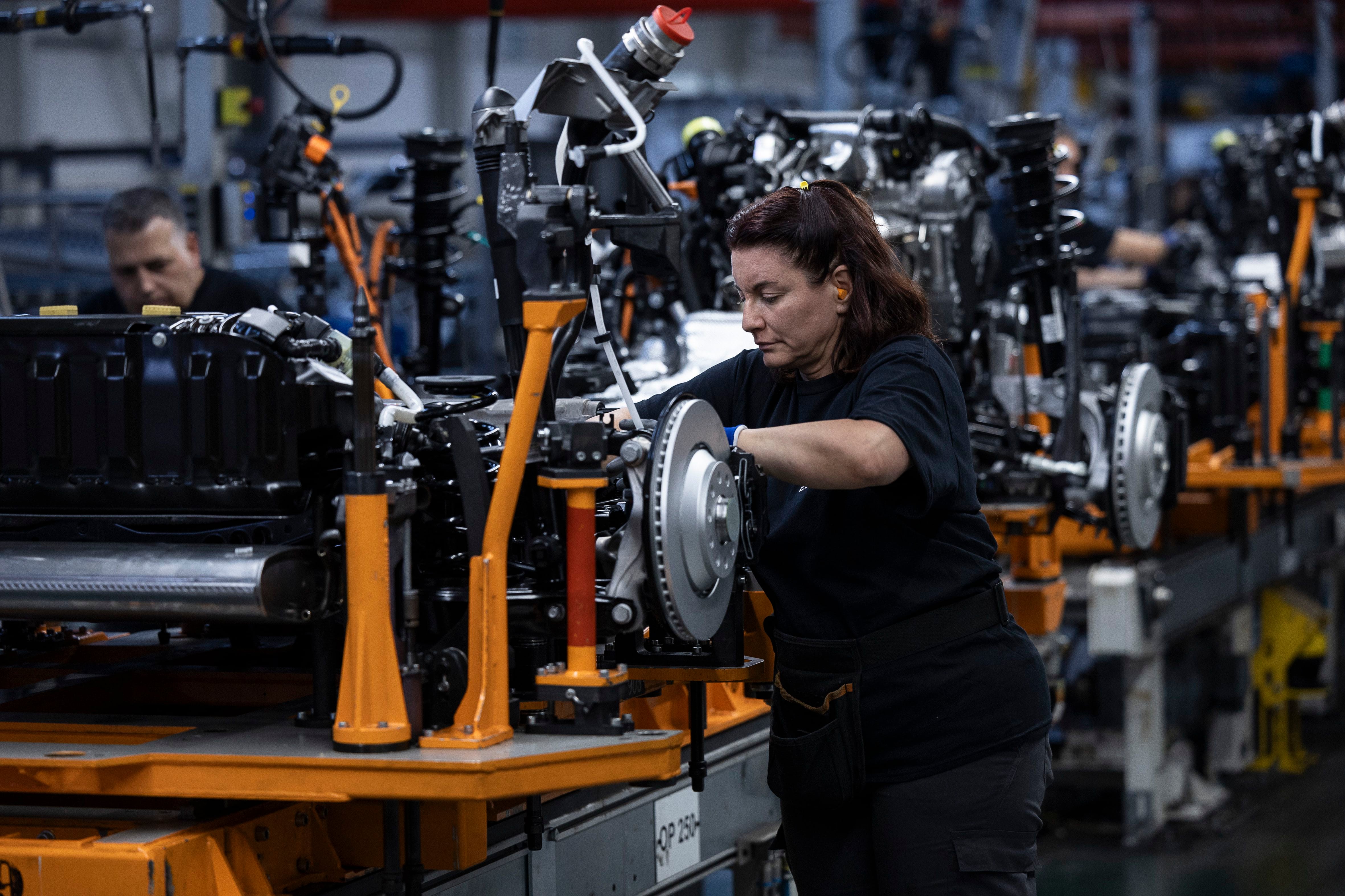 El mercado laboral abre la temporada de verano con 71.000 nuevos trabajadores y 47.000 parados menos