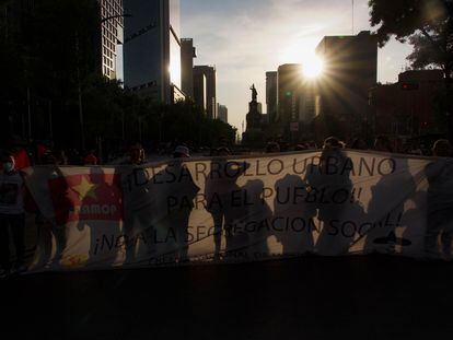 Integrantes del Sindicato Único de Trabajadores marchan sobre Paseo de la Reforma.