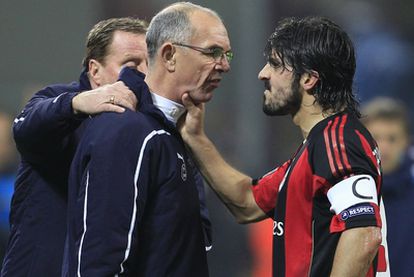 Gattuso agarra del cuello a Joe Jordan, el segundo entrenador del Tottenham.