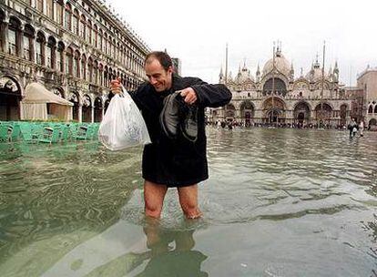 El sistema de murallas contra el agua, en Venecia, evitará en el futuro imágenes como ésta.