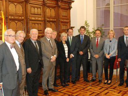 Los empresarios de la nueva fundación, junto con el consejero Mascarell.