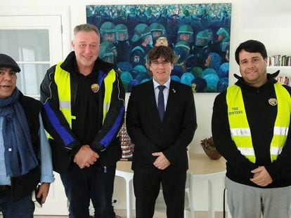 Puigdemont rep una delegació de quatre taxistes de Barcelona a la seva residència de Waterloo (Bèlgica).
