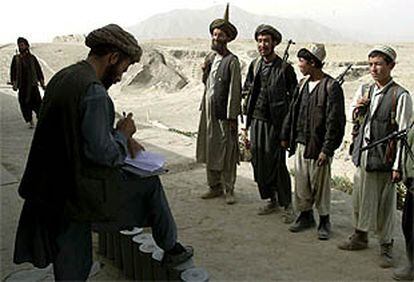 Voluntarios antitalibán se alistan para ir al frente en los alrededores de Hig Kjinnu, ciudad bajo control de la Alianza del Norte.