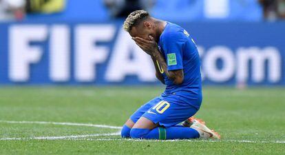Neymar llora después de marcar un gol.