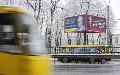 Carteles electorale en una calle de Kiev.