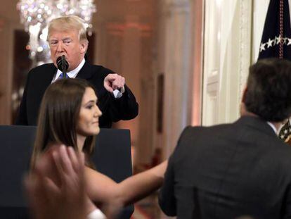 El presidente de EEUU, Donald Trump, se enfrenta a Jim Acosta, periodista de CNN, mientras una ayudante de la Casa Blanca trata de arrebatar el micrófono al reportero.