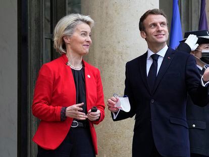 La presidente de la Comisión Europea, Ursula von der Leyen, y Emmanuel Macron, el viernes en París.
