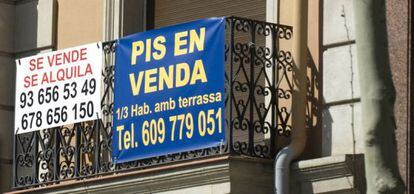 Cartel en un balcón de una vivienda de Barcelona.