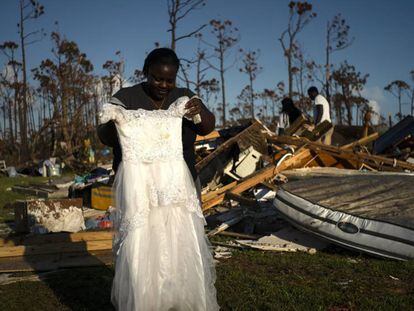Una de las afectadas por el Dorian revisa, el 8 de septiembre, lo que queda de su casa destruida por el huracán en Bahamas. En vídeo, el testimonio de algunos de los afectados.