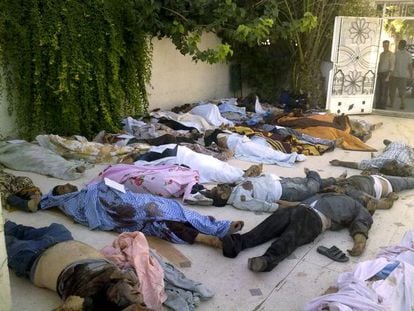 Una hilera de cadáveres en Daraya, a las afueras de Damasco.