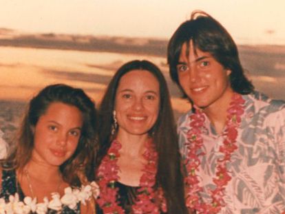 Marcheline Betrand y sus hijos Angelina Jolie y James Haven, en un viaje a Hawai.