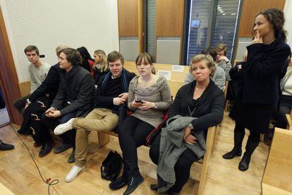 Algunas de las víctimas esperan en el tribunal de Oslo (Noruega) el comienzo de la vista pública contra Anders Behring Breivik.
