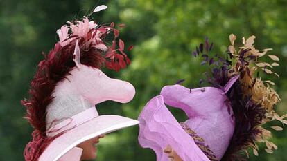Dos mujeres, en el hipódromo de Ascot, donde se ven todo tipo de sombreros.