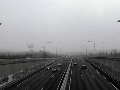 Tramo de la M-40, afectado por la niebla a primera hora de este sábado.