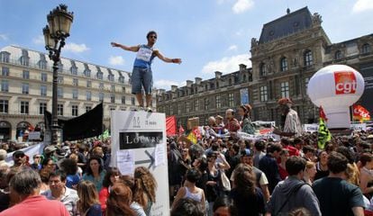 Manifestaci&oacute;n de los &#039;intermitentes&#039; hoy en el patio central del Louvre.