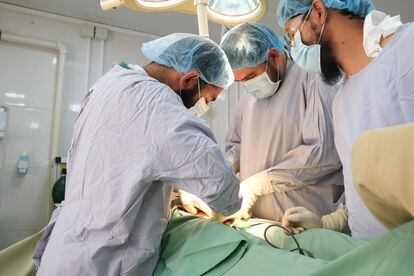 Personal de Médicos sin Fronteras y del Ministerio de Salud afgano operan a un paciente en la provincia de Helmand en mayo. / MSF
