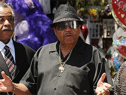 Joe Jackson, franqueado por el reverendo Al Sharpton y por Marshall Thompson, durante la rueda de prensa frente a su casa, en Encino (California).