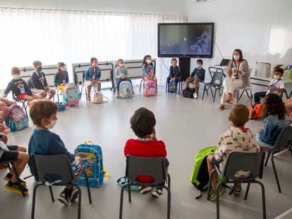 Un grupo de alumnos asiste a una clase en un centro de San Sebastián, en una imagen tomada durante la pandemia del coronavirus.