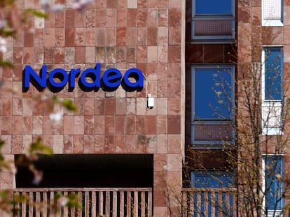 Logo de Nordea, en la sede central del banco en Estocolomo, Suecia. 